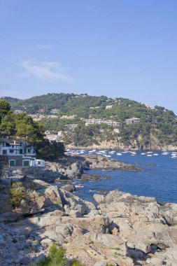 Yazın Llafranc, Girona, Katalonya, İspanya kıyı şeridi manzarası