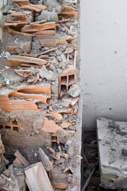 Kalan hurda ve parçalanmış tuğla binadan çöküşünden sonra 