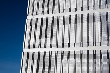 Arka planda mavi gökyüzü olan çağdaş bir binanın çerçevesi