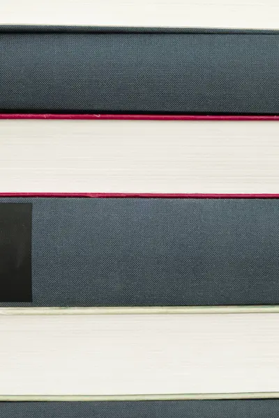 Kitap yığınının ayrıntıları.