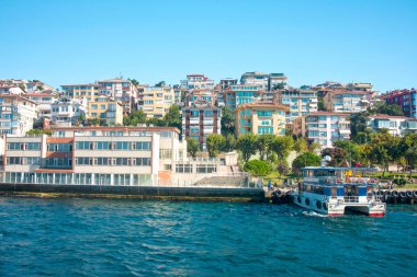 İstanbul, Türkiye 'de deniz kenarındaki binaların güzel manzarası.