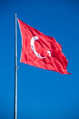 Mavi gökyüzü arkaplanında bayrak.