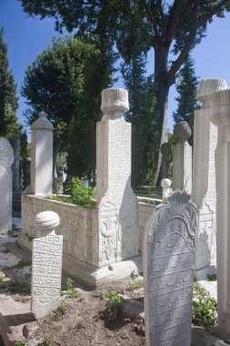 Türkiye 'nin İstanbul kentindeki Cami yakınlarındaki bir mezarlıkta İslami mezarlar.
