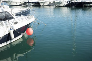 Limana yanaşmış gemi görüntüsü.