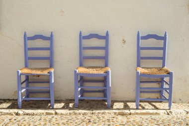 Altea, Alicante, İspanya 'da sokaktaki geleneksel Akdeniz ahşap sandalyelerin ayrıntıları.