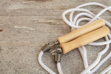 Detay ahşap bir masa üzerinde bir ip atlama