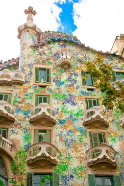 Barcelona, İspanya - 31 Ekim 2010: Casa Batllo 'nun Barcelona, İspanya' daki dış görünüşü.