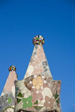 Barcelona, İspanya - 31 Ekim 2010: Casa Batllo 'nun İspanya' daki çatısının dekoratif unsurları. Casa Batllo, Antoni Gaudi tarafından tasarlandı..