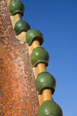 Barcelona, İspanya - 31 Ekim 2010: Casa Batllo 'nun İspanya' daki çatısının dekoratif unsurları. Casa Batllo, Antoni Gaudi tarafından tasarlandı..