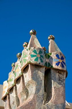 Barcelona, İspanya - 31 Ekim 2010: Casa Batllo 'nun İspanya' daki çatısının dekoratif unsurları. Casa Batllo, Antoni Gaudi tarafından tasarlandı..