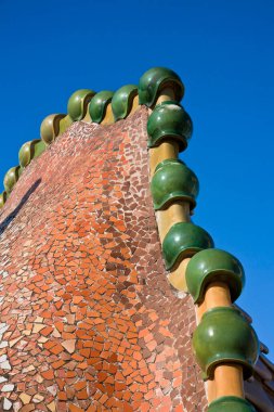 Barcelona, İspanya - 31 Ekim 2010: Casa Batllo 'nun İspanya' daki çatısının dekoratif unsurları. Casa Batllo, Antoni Gaudi tarafından tasarlandı..