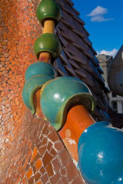 Barcelona, İspanya - 31 Ekim 2010: Casa Batllo 'nun İspanya' daki çatısının dekoratif unsurları. Casa Batllo, Antoni Gaudi tarafından tasarlandı..