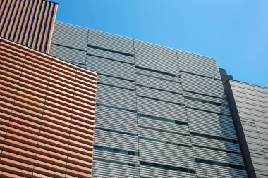 Barselona, İspanya - 25 Mayıs 2017: Barcelona, İspanya 'da Boqueria pazarı yakınlarındaki Gardunya Meydanı' nda yeni Massana sanat okulu için modern mimari, geometrik yapı.