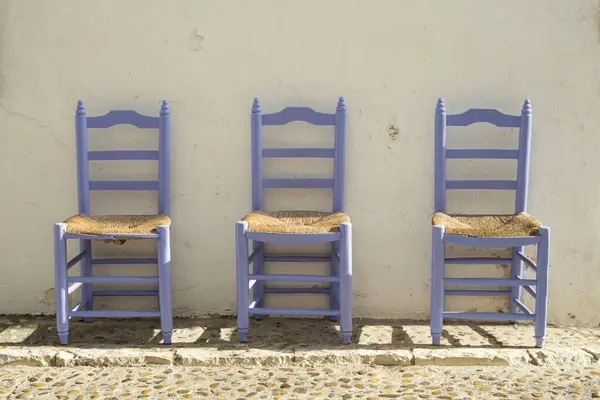 Altea, Alicante, İspanya 'da sokaktaki geleneksel Akdeniz ahşap sandalyelerin ayrıntıları.