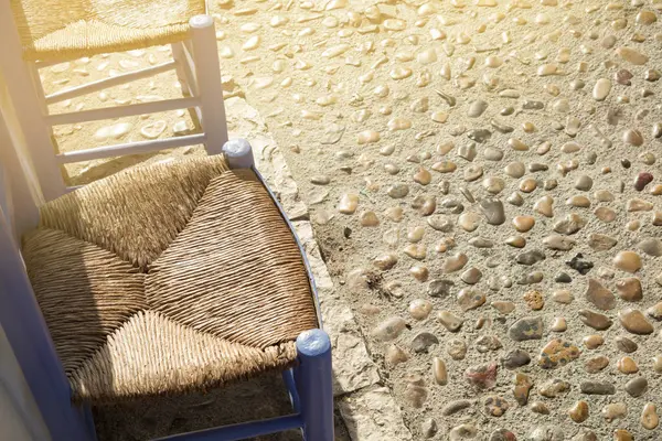 Altea, Alicante, İspanya 'da sokaktaki geleneksel Akdeniz ahşap sandalyelerin ayrıntıları.