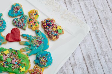 Renkli ev yapımı Noel kurabiyeleri ve bisküviler..