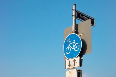 Güneşli bir günde Düsseldorf 'ta mavi gökyüzü olan bisiklet plaketi.