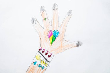 Renkli bir çocuğun elinde kalp şeklinde dövme var..