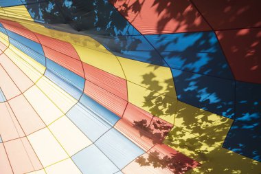 Kumaştan yapılmış renkli sirk çadırı.