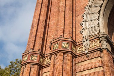 Güneşli bir günde Barselona, Katalonya, İspanya 'da bulunan Zafer Kemeri Anıtı' nın ayrıntıları.