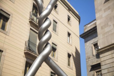 Barselona, İspanya - 24 Eylül 2017: Barcelona Belediye Meclisi yakınlarındaki sanatçı Antoni Llena tarafından Sant Miquel Meydanı 'na yerleştirilen Castellers anısına heykel.