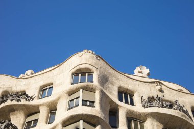 Barcelona, İspanya - 7 Ekim 2017: Casa Mila (La Pedrera olarak da bilinir), Barselona 'da Antonio Gaudi tarafından tasarlanan modernist bir bina..