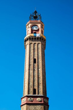 Barcelona, Katalonya, İspanya 'daki Vila de Gracia Meydanı' ndaki gözetleme kulesi..