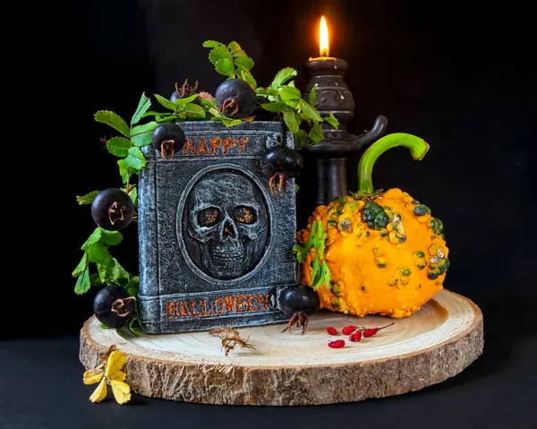 Siyah arka planda Cadılar Bayramı balkabağı