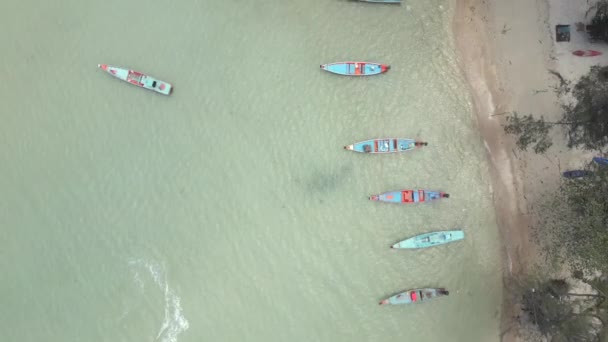 美丽的海岸线尽收眼底 浪花翻滚 清澈的海水 洁白的沙滩 还有泰国的传统船只 Koh Phangan — 图库视频影像