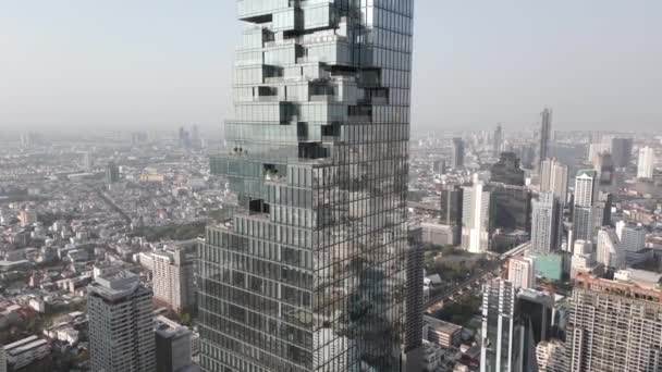 以全景城市景观为背景的曼谷最高摩天大楼的特写 展示了令人印象深刻的建筑和充满活力的城市氛围 泰国曼谷 — 图库视频影像