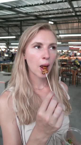 Krásná Mladá Žena Snaží Thajsko Exotické Kuchyně Tím Smažený Hmyz — Stock video
