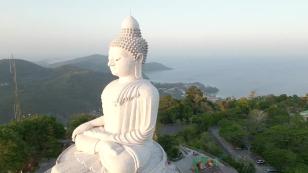 日出时分 在普吉山顶上的著名的大佛雕像的壮观的空中景观 背景是岛屿周围惊人的海洋和海岸线 — 图库视频影像