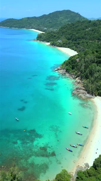 白い砂浜 ターコイズブルーの海 タイの伝統的なボートとプーケット島の絵のような海岸線の空中ビュー — ストック動画