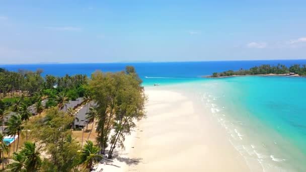 白い砂浜とタイの牧歌的な隠れ家のターコイズブルーの海を持つ熱帯の楽園の島の空中ビュー — ストック動画
