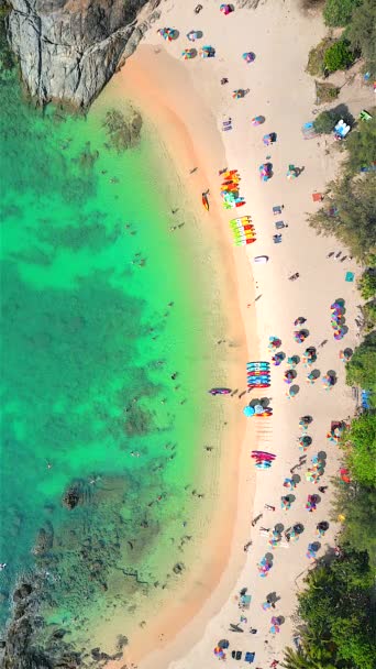 カラフルな傘とカヤックで熱帯の島の活気のある海岸線 白い砂浜でリラックスした人々 そして清々しいターコイズブルーの海を楽しむ水泳 タイのプーケット — ストック動画