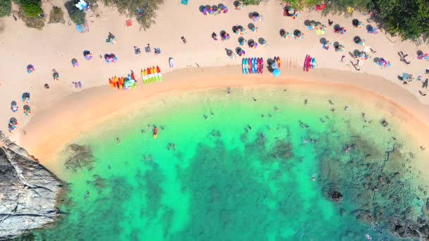 カラフルな傘とカヤックで熱帯の島の活気のある海岸線 白い砂浜でリラックスした人々 そして清々しいターコイズブルーの海を楽しむ水泳 タイのプーケット — ストック動画
