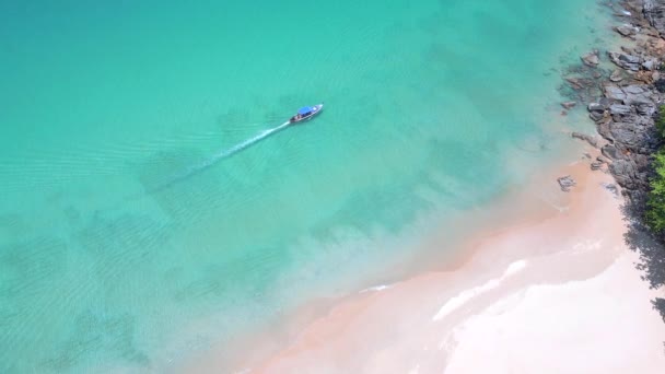 タイの牧歌的な島の隠れ家の素晴らしい海岸線に沿ってボートが滑り 透明なターコイズブルーの海と白い砂浜を紹介しています — ストック動画
