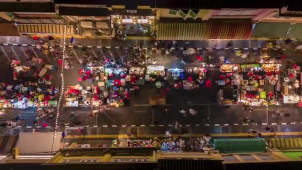 プーケット旧市街の活気あるナイトマーケットの空中時間経過 カラフルな通りの食べ物の屋台 明るいライト 観光客の群衆 — ストック動画