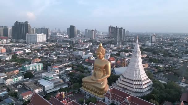 Atemberaubende Luftaufnahme Des Goldenen Riesenbuddha Bei Sonnenuntergang Mit Einer Wunderschönen — Stockvideo