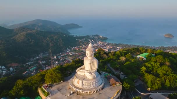 日出时分在普吉岛山顶上著名的大佛像的空中景观 — 图库视频影像