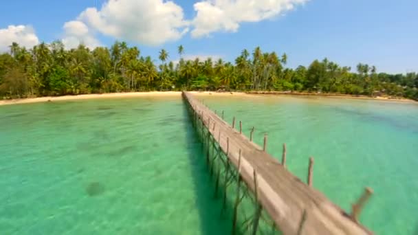 在泰国一个热带天堂岛上 在清澈的海水 木桥和白色沙滩上进行了一次动态的无人驾驶飞机飞行 — 图库视频影像