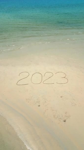Вид Воздуха Слово 2023 Написано Белом Песке Тропическом Пляже Окружении — стоковое видео
