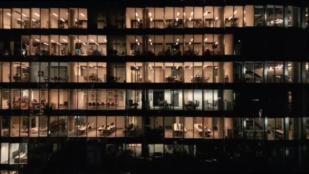 Atemberaubende Luftaufnahme Eines Bürogebäudes Mit Beleuchteten Leeren Büros Die Nachts — Stockvideo