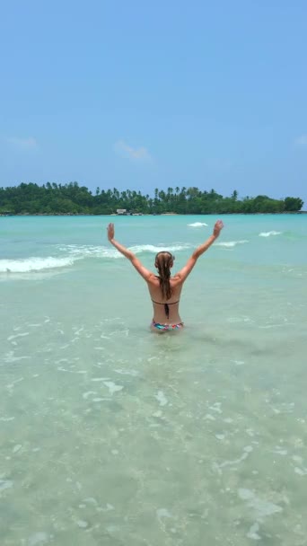 Ung Lycklig Kvinna Som Har Roligt Havet Vacker Tropisk Semester — Stockvideo