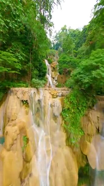 Беспилотник Fpv Летел Рядом Потрясающим Водопадом Куанг Возле Луанг Прабанга — стоковое видео