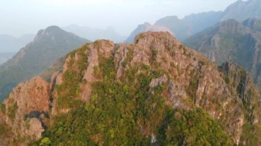 Vang Vieng, Laos 'taki tropikal devasa dağ zirvesinin gün doğumunda insansız hava aracı tarafından nefes kesici bir görüntüsü..