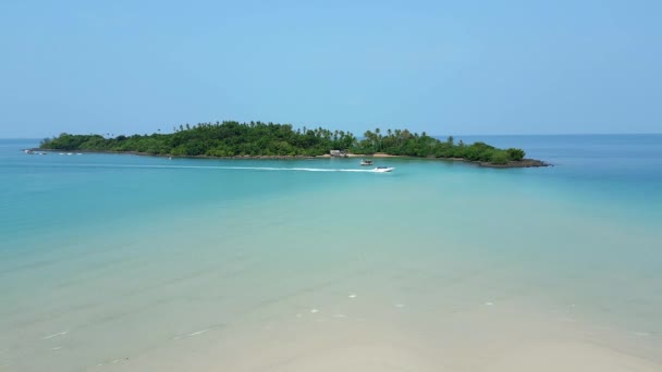 晴れた日には熱帯の島を背景にスピードボートクルーズ タイ湾の透き通ったターコイズブルーの海 — ストック動画