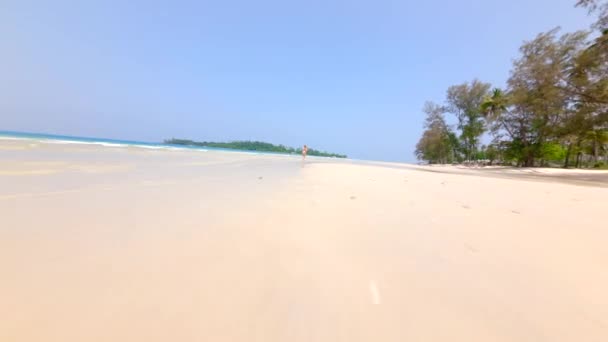 熱帯のパラダイスビーチを走るアクティブな若い女性 群集からの脱出の概念 空の楽園 アクティブなライフスタイル ビーチの休暇 — ストック動画