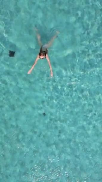 Вид Зверху Молоду Жінку Яка Плаває Басейні Повільному Русі Концепції — стокове відео