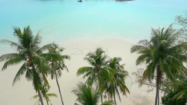 タイの熱帯のビーチで白い砂の上に書かれた2024年の素晴らしい空の景色 ヤシの木と透明なターコイズブルーの水 — ストック動画